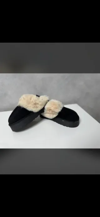 Zuecos negros con pelo beige
