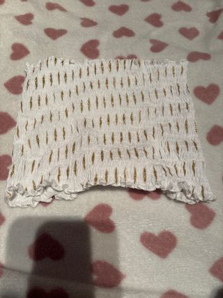 Top blanco con detalles dorados