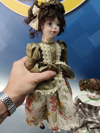 Bambole di porcellana 40 e 37 cm.