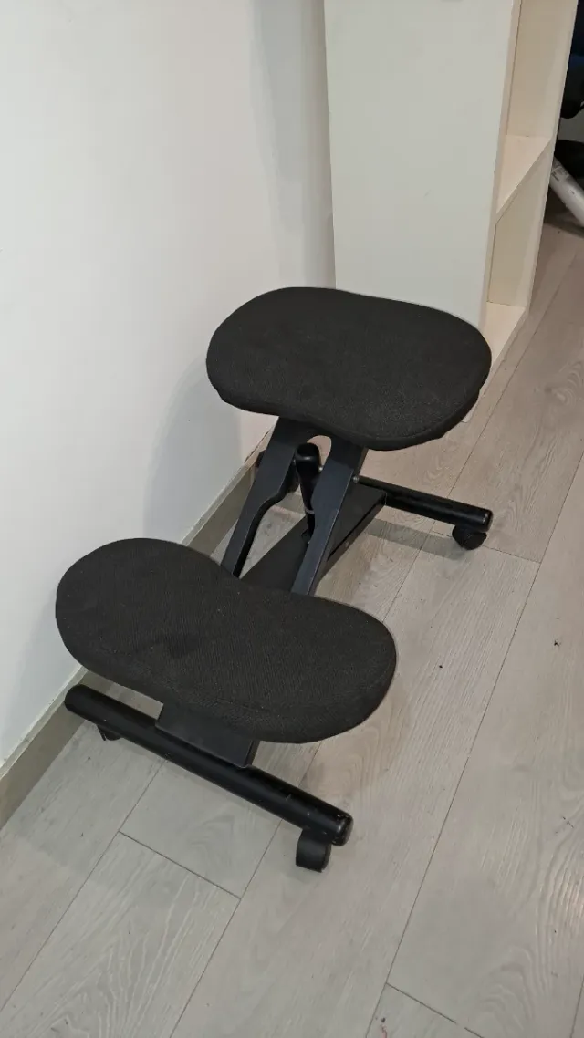 Silla ergonómica negra con ruedas