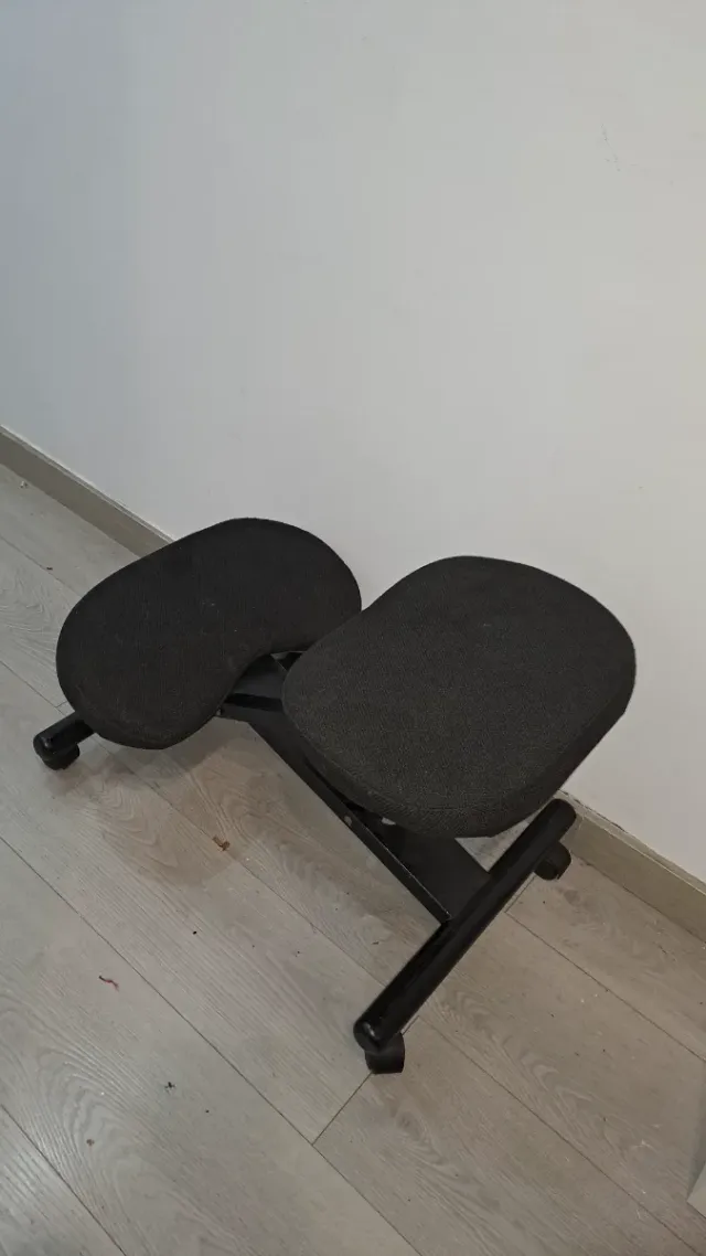 Silla ergonómica negra con ruedas