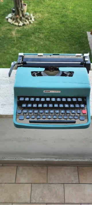Macchina da scrivere Olivetti Lettera 32