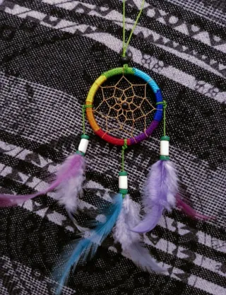 Atrapasueños arcoíris con plumas