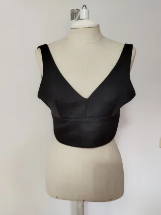 Top negro escote pico