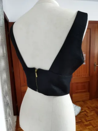 Top negro escote pico