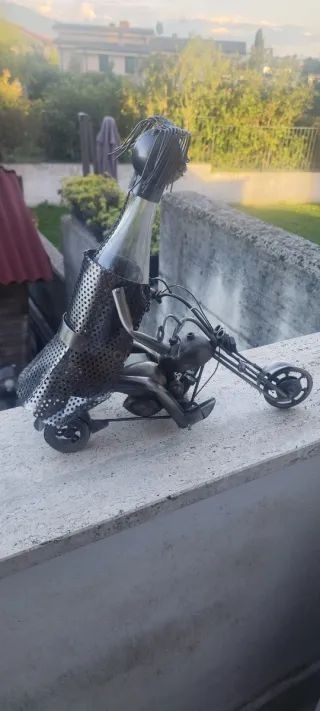 Portabottiglie in metallo stile moto