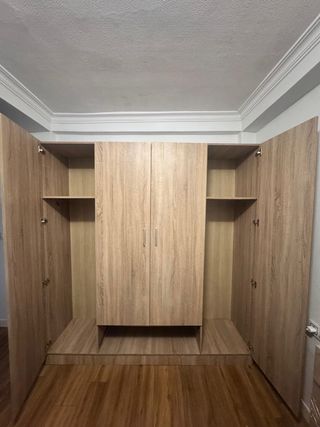 Armario de madera color beige y marrón