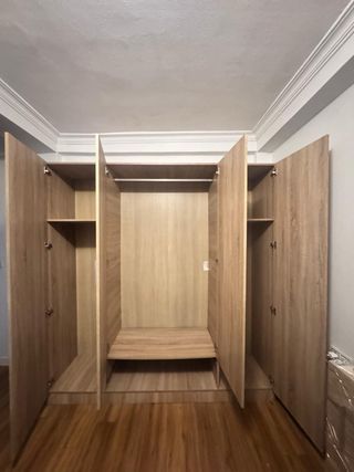 Armario de madera color beige y marrón