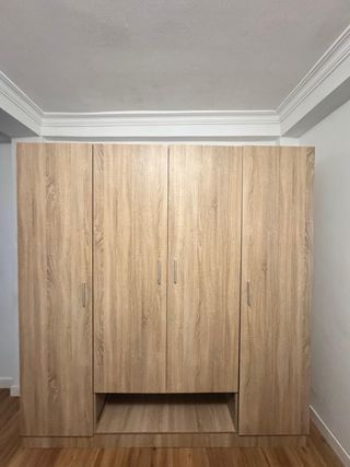 Armario de madera color beige y marrón