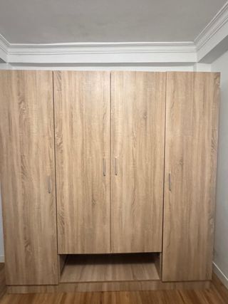 Armario de madera color beige y marrón