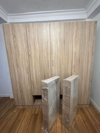 Armario de madera color beige y marrón