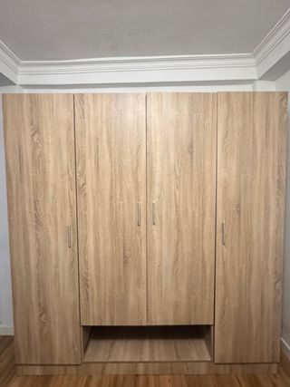 Armario de madera color beige y marrón