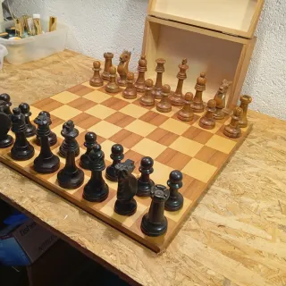 Ajedrez de madera con caja