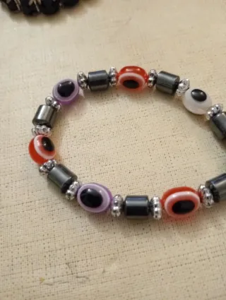 Pulsera de cuentas con ojos