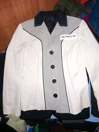 110- Chaqueta beige y negro, con rayas