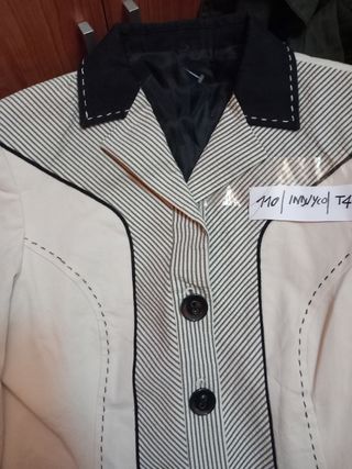 110- Chaqueta beige y negro, con rayas