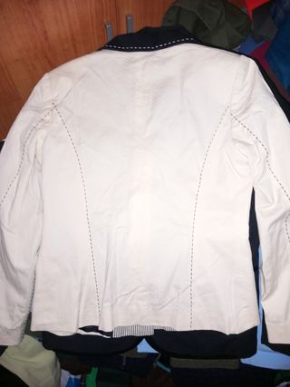 110- Chaqueta beige y negro, con rayas