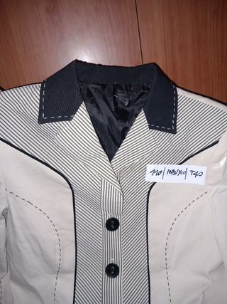 110- Chaqueta beige y negro, con rayas