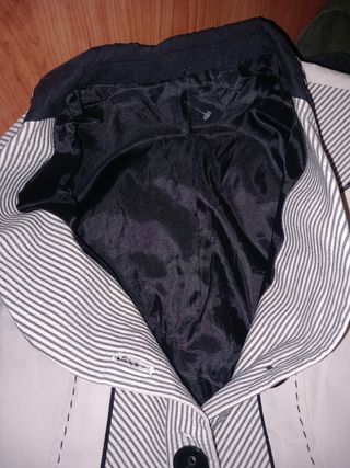 110- Chaqueta beige y negro, con rayas