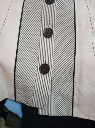 110- Chaqueta beige y negro, con rayas