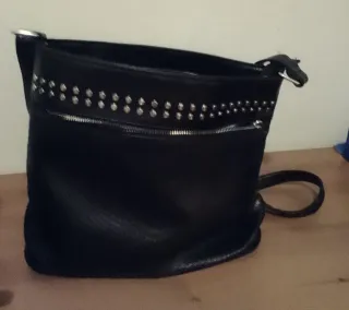 Bolso negro con tachuelas