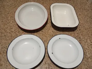 Set di fontane e piatti smaltati antichi