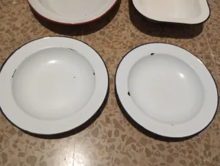 Set di fontane e piatti smaltati antichi