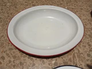 Set di fontane e piatti smaltati antichi