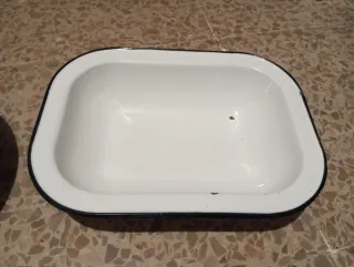 Set di fontane e piatti smaltati antichi