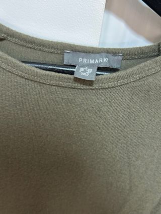 Camiseta verde militar Primark manga larga