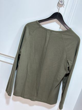 Camiseta verde militar Primark manga larga