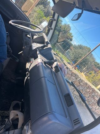 Nissan Cabstar 2002 con volquete  electrico