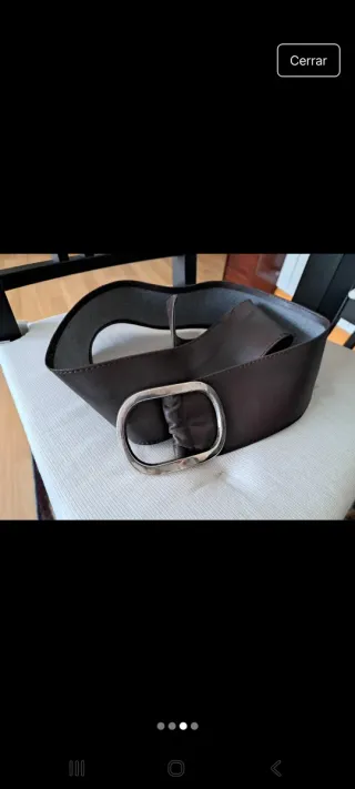 Cinturón ancho hebilla plateada. 105 cm de largo