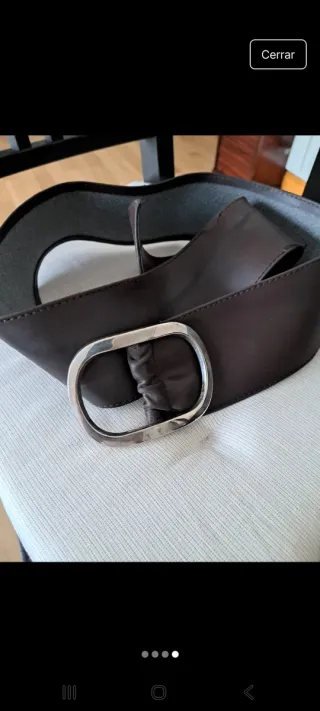 Cinturón ancho hebilla plateada. 105 cm de largo
