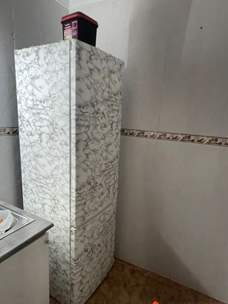 Nevera con diseño mármol