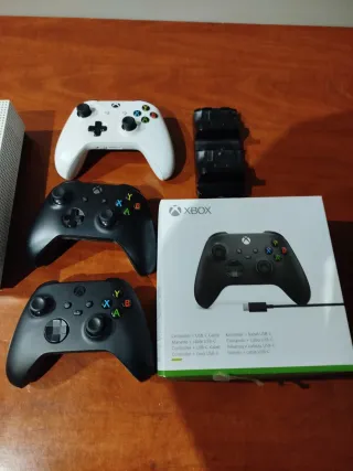 Xbox One S All-Digital + 3 Controles