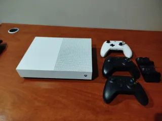 Xbox One S All-Digital + 3 Controles