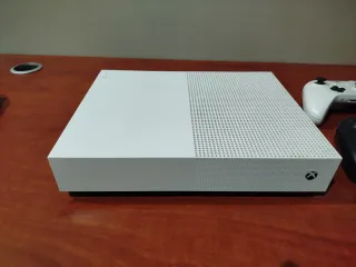 Xbox One S All-Digital + 3 Controles
