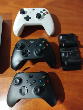 Xbox One S All-Digital + 3 Controles