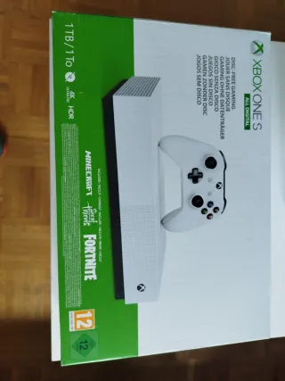 Xbox One S All-Digital + 3 Controles