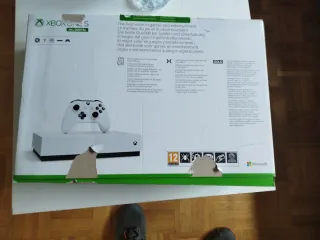 Xbox One S All-Digital + 3 Controles