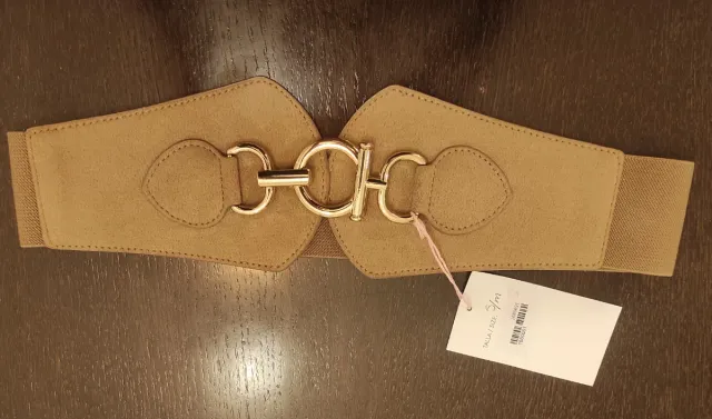 Cinturón elástico beige con hebilla dorada