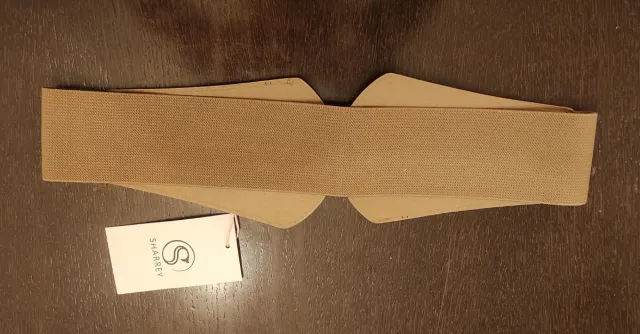 Cinturón elástico beige con hebilla dorada