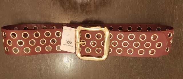 Cinturón burdeos con hebilla dorada