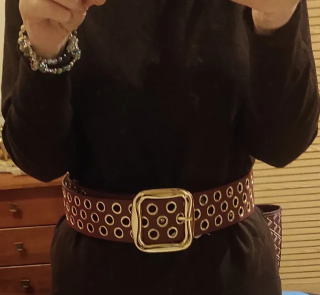 Cinturón burdeos con hebilla dorada