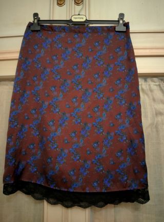 Falda burdeos con puntilla negra