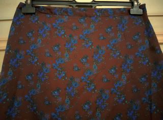 Falda burdeos con puntilla negra