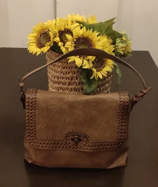 Bolso de piel con tachuelas