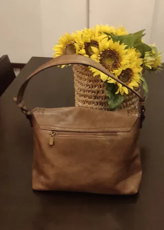 Bolso de piel con tachuelas