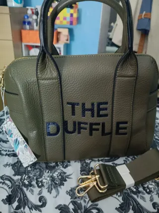 Bolso verde mujer con etiqueta.